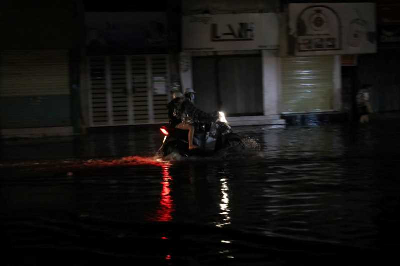 Rất nhiều phương tiện không thể qua được đoạn ngập này. Rất nhiều phương tiện không thể qua được đoạn ngập này.