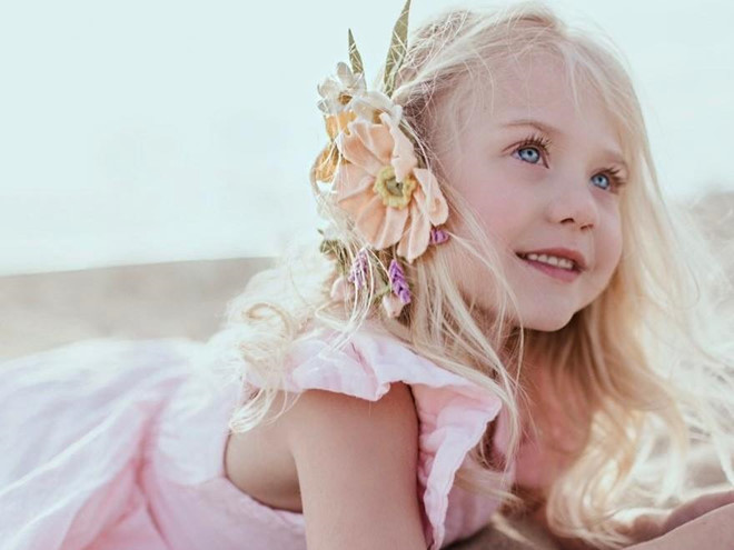 Everleigh Soutas (6 tuổi, đang sống tạiCalifornia, Mỹ) là fashionista nhí nổi tiếng trên mạng xã hội. Trang cá nhân của nhóc tỳ sinh năm 2012 có hơn 4,3 triệu lượt theo dõi. Cô bé có sức hút lớn nhờ vẻ ngoài đáng yêu và phong cách thời trang "cực chất". Bên cạnh đó,Everleigh còn có khả năng nhảy múa điệu nghệ không kém gì các vũ công chuyên nghiệp. Fashionista nhi kiem nghin do nho phong cach thoi trang