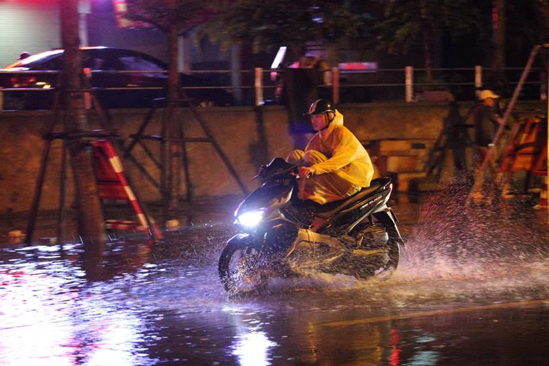 Nước ngập hết nửa bánh xe máy trên phố đường Lạc Trung (Quận Hai Bà Trưng) khiến các phương tiện di chuyển rất khó khăn, nhất là nước ngập vào lúc đêm khuya. Nước ngập hết nửa bánh xe máy trên phố đường Lạc Trung (Quận Hai Bà Trưng) khiến các phương tiện di chuyển rất khó khăn, nhất là nước ngập vào lúc đêm khuya.