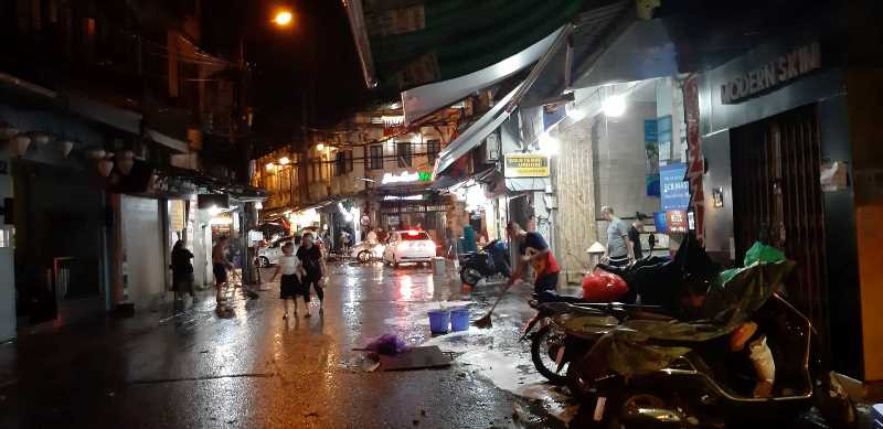 Hà Nội ngập nặng trong đêm sau trận mưa lớn ảnh 3 Hà Nội ngập nặng trong đêm sau trận mưa lớn ảnh 3