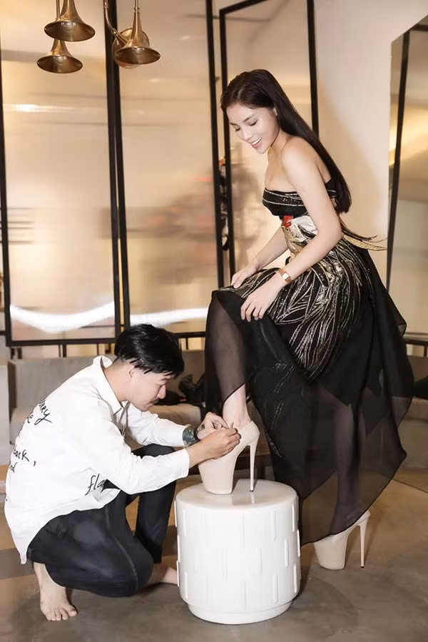 Những pha đi giày cáo gót nhìn muốn rợn tóc gáy của người đẹp Việt-7