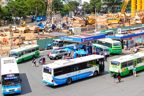 Mỗi năm TP HCM chi cả nghìn tỷ đồng để trợ giá cho các tuyến xe buýt. Ảnh:Hữu Nguyên. Mỗi năm TP HCM chi cả nghìn tỷ đồng để trợ giá cho các tuyến xe buýt. Ảnh: Hữu Nguyên.