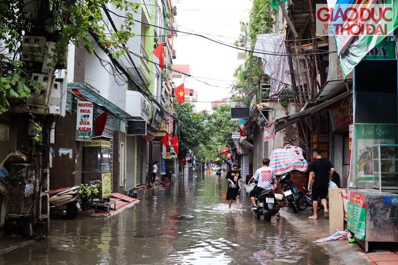 Đến 13h30 đoạn phố Hoa Bằng dài khoảng 300m vẫn chìm trong nước.