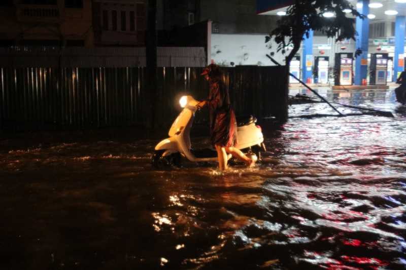Trên đường Nguyễn Khuyến nước cũng ngập sâu. Nhiều gia đình sống ngay mặt đường phải dọn dẹp nhà sau khi nước rút, do các phương tiện qua lại làm sóng nước tràn vào nhà. Trên đường Nguyễn Khuyến nước cũng ngập sâu. Nhiều gia đình sống ngay mặt đường phải dọn dẹp nhà sau khi nước rút, do các phương tiện qua lại làm sóng nước tràn vào nhà.