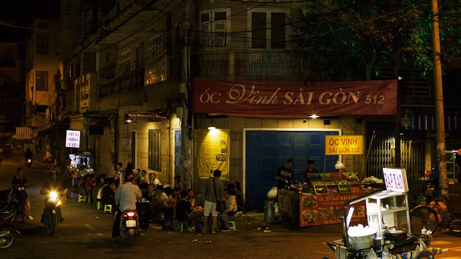 Bối cảnh trong phim ngắn chỉ diễn ra ở trước một quán nhậu.