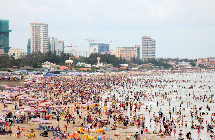 Biển Vũng Tàu đông nghịt dịp lễ 30/4, hàng chục trẻ lạc cha mẹ ảnh 1 Những ngày lễ, Bãi Sau TP Vũng Tàu đông đúc người tắm sau 4 giờ chiều. Ảnh: Nguyễn Khoa.