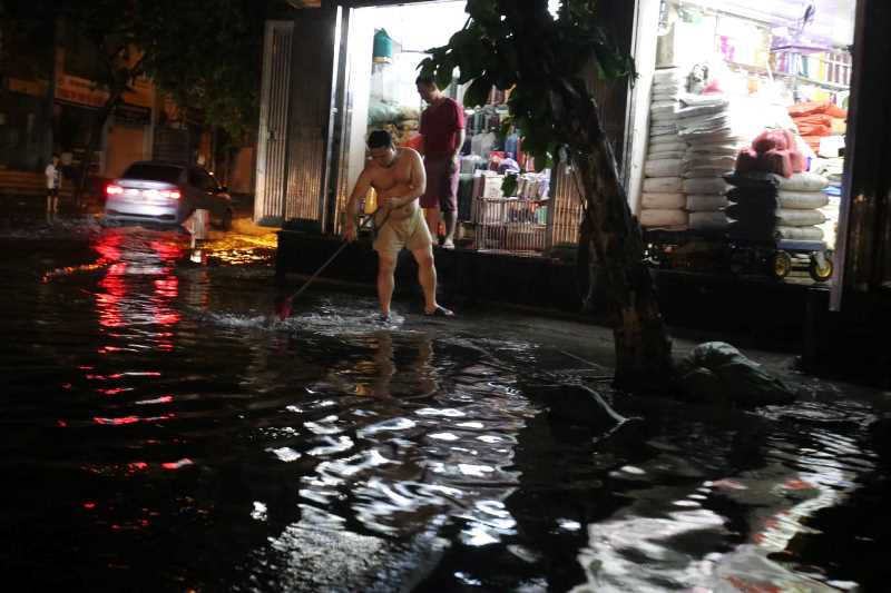 Hà Nội ngập nặng trong đêm sau trận mưa lớn ảnh 10 Hà Nội ngập nặng trong đêm sau trận mưa lớn ảnh 10