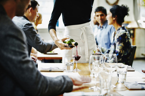 Nhớ những điểm quan trọng để được phục vụ tốt nhất khi đi ăn hàng. Ảnh: NBCNews.