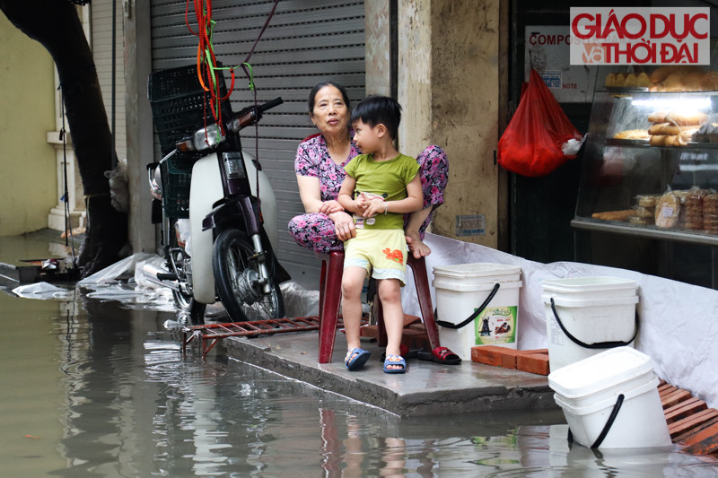 Những hộ dân sống tại khu vực phải tìm mọi cách để chống chọi với nước tràn vào nhà trong đêm và sáng ngày hôm nay.