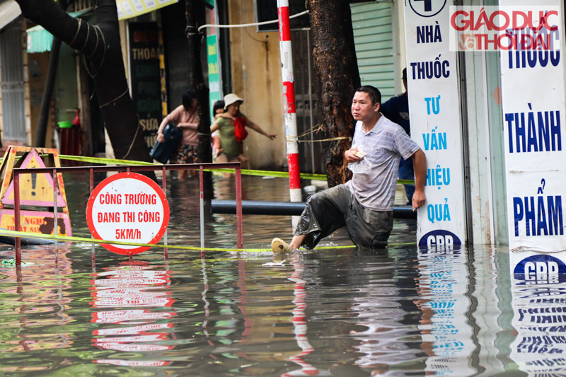 Những biển báo công trình đang thi công cũng bị nước ngập hết phần chân biển.