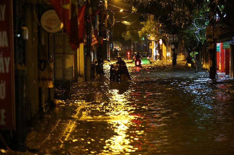 Tại đường Vũ Trọng Phụng (Quận Thanh Xuân) nước ngập sâu có điểm lên tới 60cm, rất nhiều xe không thể đi qua phải dắt bộ. Tại đường Vũ Trọng Phụng (Quận Thanh Xuân) nước ngập sâu có điểm lên tới 60cm, rất nhiều xe không thể đi qua phải dắt bộ.