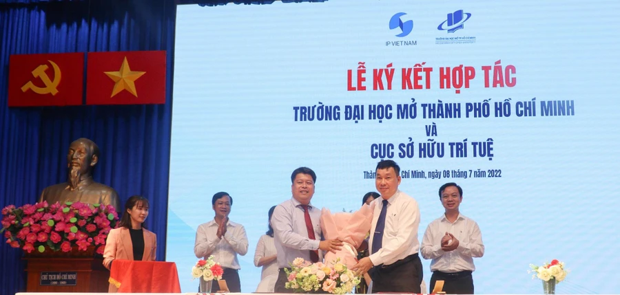 Lãnh đạo Trường ĐH Mở TP.HCM và Cục sở hữu trí tuệ ký kết hợp tác