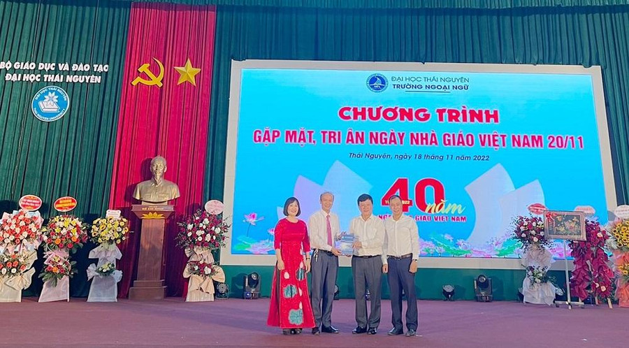 Giám đốc Đại học Thái Nguyên tặng học bổng cho Trường Ngoại ngữ.