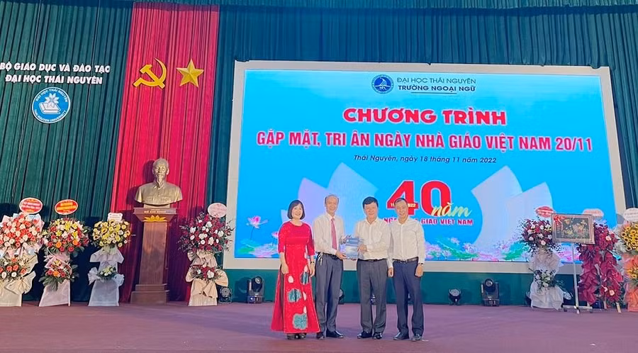 Giám đốc Đại học Thái Nguyên tặng học bổng cho Trường Ngoại ngữ.