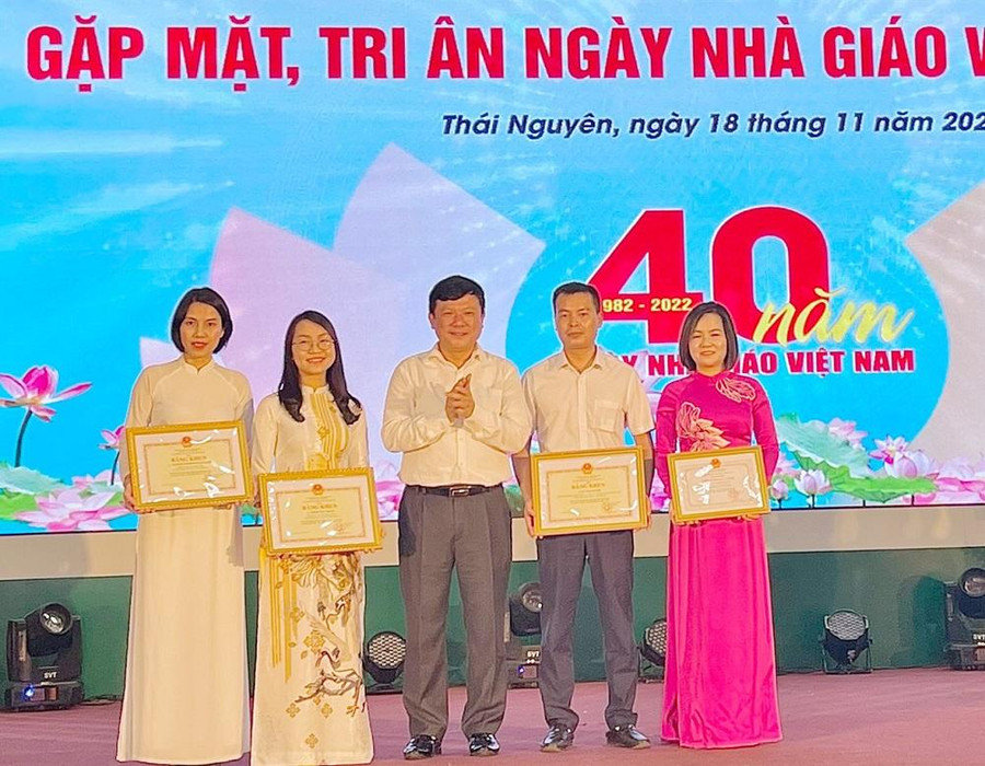 PGS.TS Hoàng Văn Hùng, Giám đốc Đại học Thái Nguyên trao bằng khen cho các tập thể, cá nhân.