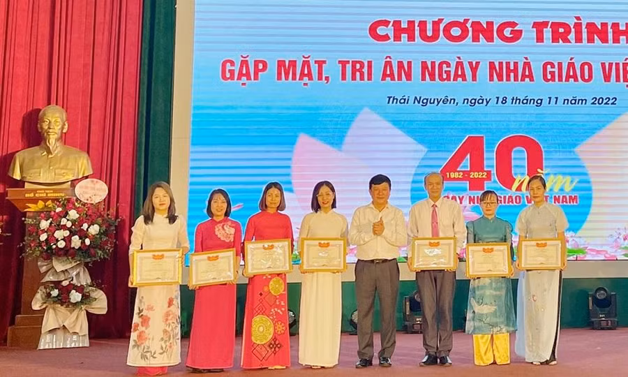 Trường Ngoại ngữ (ĐH Thái Nguyên) kỷ niệm 40 năm ngày nhà giáo Việt Nam.