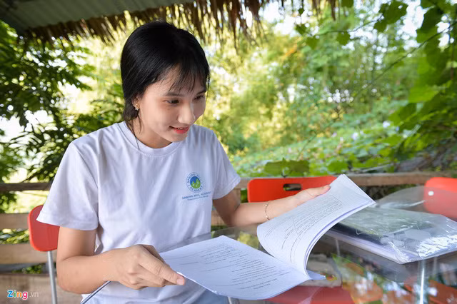 Chị em sinh đôi là cô giáo, giống nhau đến mức học sinh cũng nhầm - Ảnh 13.