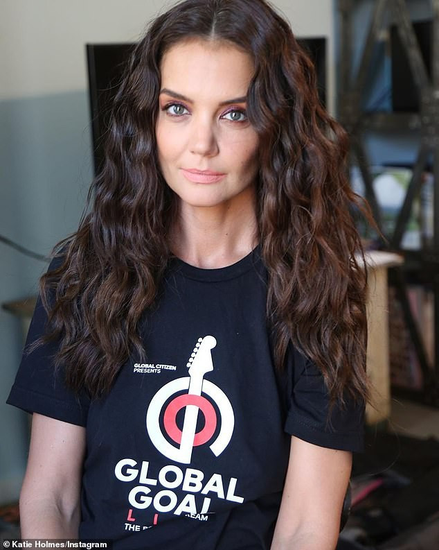 Sửng sốt nhan sắc trẻ trung như đôi mươi của Katie Holmes ảnh 4 Katie Holmes lại khiến fans sửng sốt khi trẻ trung như đôi mươi trên phố - ảnh 5