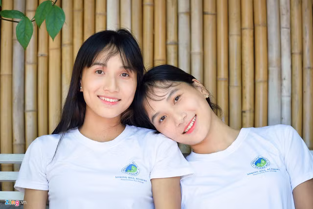 Chị em sinh đôi là cô giáo, giống nhau đến mức học sinh cũng nhầm - Ảnh 2.