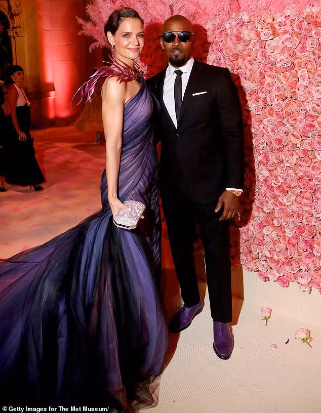 Katie Holmes lại khiến fans sửng sốt khi trẻ trung như đôi mươi trên phố - ảnh 6