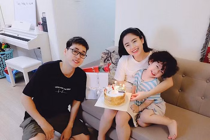 Nam Thương thường xuyên khoe ảnh hạnh phúc bên chồng hot boy và con trai đầu lòng.