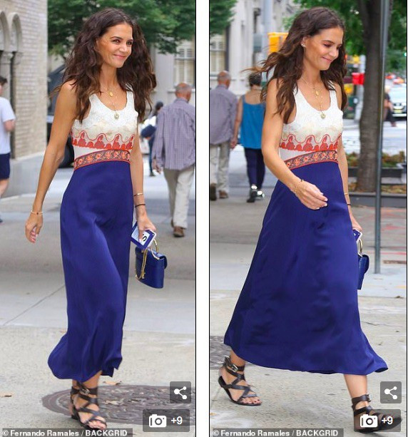 Sửng sốt nhan sắc trẻ trung như đôi mươi của Katie Holmes ảnh 3 Katie Holmes lại khiến fans sửng sốt khi trẻ trung như đôi mươi trên phố - ảnh 4