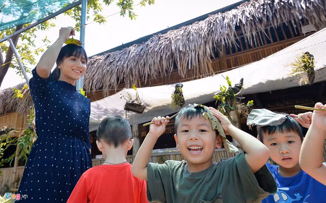 Chị em sinh đôi là cô giáo, giống nhau đến mức học sinh cũng nhầm - Ảnh 9.