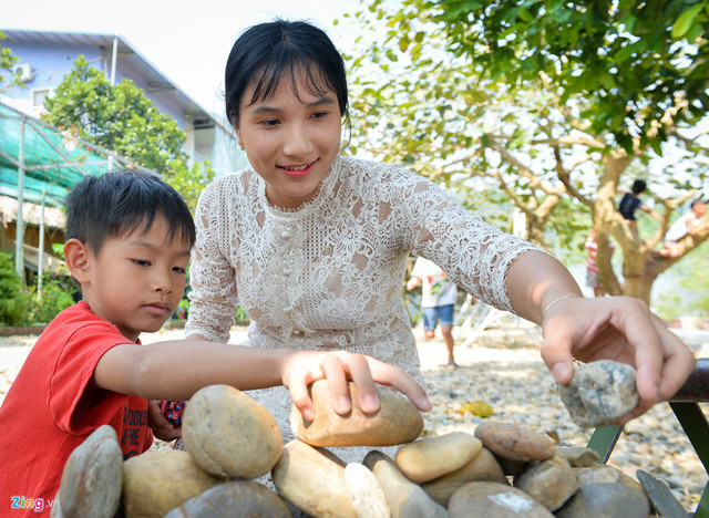 Chị em sinh đôi là cô giáo, giống nhau đến mức học sinh cũng nhầm - Ảnh 10.