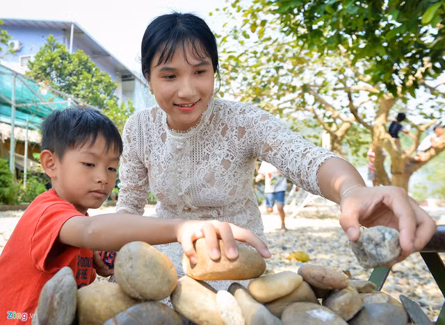 Chị em sinh đôi là cô giáo, giống nhau đến mức học sinh cũng nhầm - Ảnh 10.