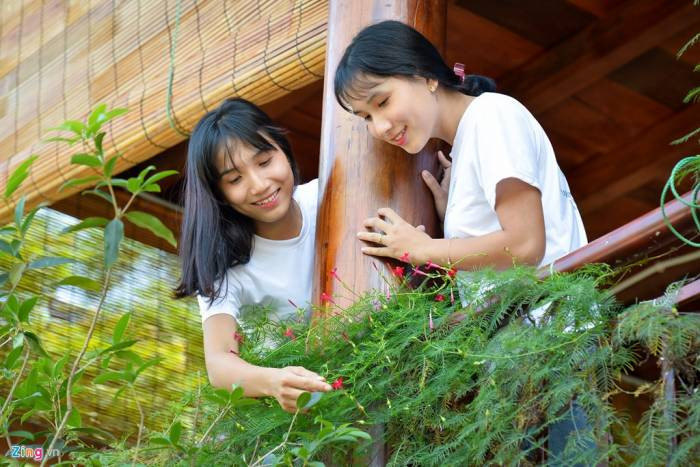 Phùng Thị Yến (trái) và Phùng Thị Oanh là 2 chị em sinh đôi, 25 tuổi, cùng là giáo viên trường Spring Hill (Hà Nội). 2 chị em đã học cùng lớp trong suốt 12 năm.