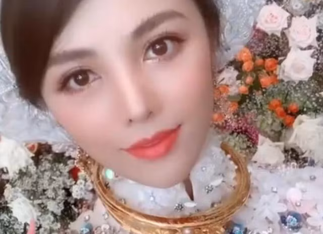 Rich kid Claret Giang Lê.