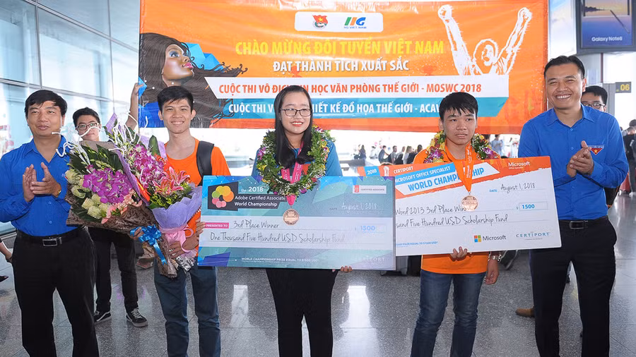 Đại diện T.Ư Đoàn đón 3 thí sinh đoạt huy chương Đồng cuộc thi Tin học văn phòng thế giới trở về từ Mỹ Đại diện T.Ư Đoàn đón 3 thí sinh đoạt huy chương Đồng cuộc thi Tin học văn phòng thế giới trở về từ Mỹ