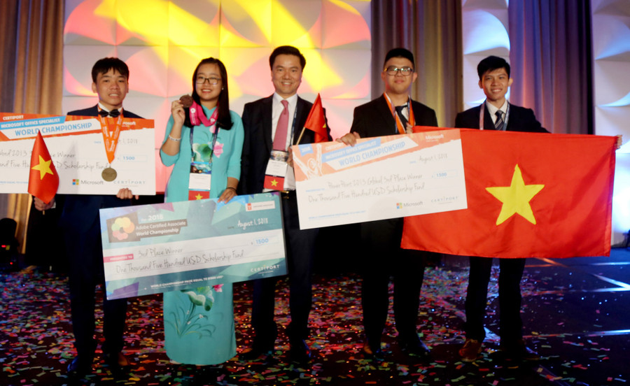 Các thành viên MOSWC và ACAWC Việt Nam chụp ảnh cùng ông Đoàn Hồng Nam - Chủ tịch IIG Việt Nam - Trưởng BTC Quốc gia của 2 cuộc thi Các thành viên MOSWC và ACAWC Việt Nam chụp ảnh cùng ông Đoàn Hồng Nam - Chủ tịch IIG Việt Nam - Trưởng BTC Quốc gia của 2 cuộc thi