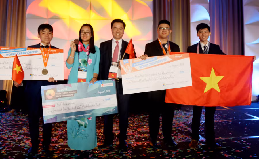 Các thành viên MOSWC và ACAWC Việt Nam chụp ảnh cùng ông Đoàn Hồng Nam - Chủ tịch IIG Việt Nam - Trưởng BTC Quốc gia của 2 cuộc thi Các thành viên MOSWC và ACAWC Việt Nam chụp ảnh cùng ông Đoàn Hồng Nam - Chủ tịch IIG Việt Nam - Trưởng BTC Quốc gia của 2 cuộc thi