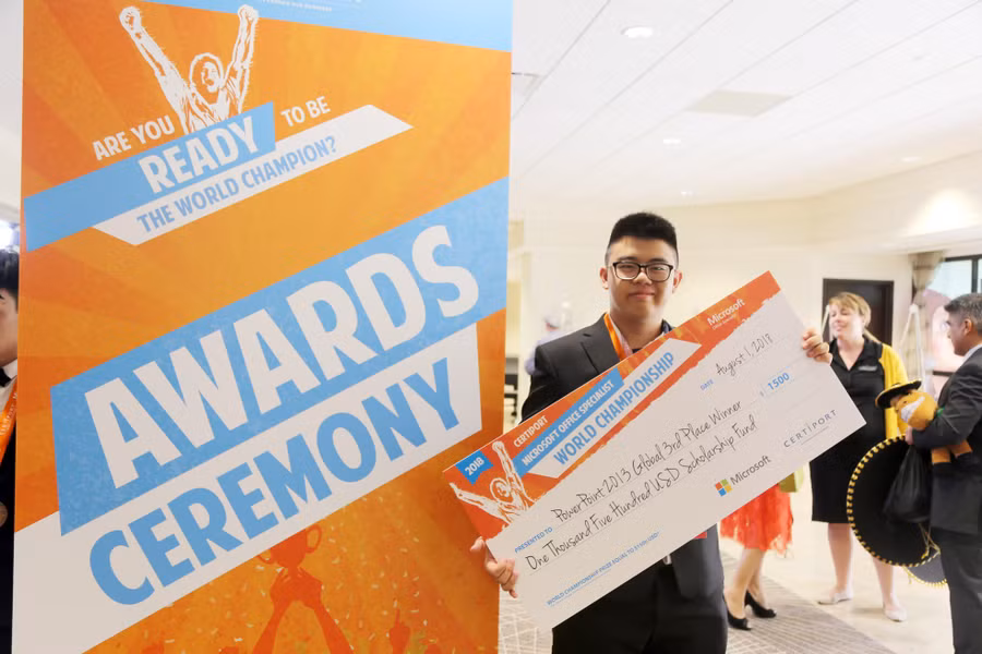 Nguyễn Bá Trọng Đại – cựu học sinh Trường THPT Phan Huy Chú – Đống Đa (Hà Nội) huy chương Đồng cho nội dung Microsoft PowerPoint 2013