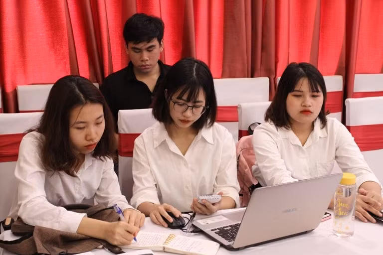 Nhóm nghiên cứu đoạt giải Nhất hội thi nghiên cứu khoa học Trường Đại học Kinh tế. Ảnh: Nhân vật cung cấp