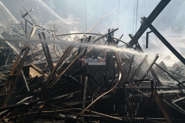 Biến dạng khủng khiếp bên trong Cung Việt Xô sau hỏa hoạn