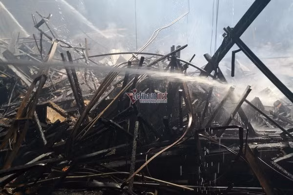 Hiện trường tan hoang bên trong Cung Văn hoá hữu nghị Việt Xô sau vụ cháy ảnh 5 Biến dạng khủng khiếp bên trong Cung Việt Xô sau hỏa hoạn