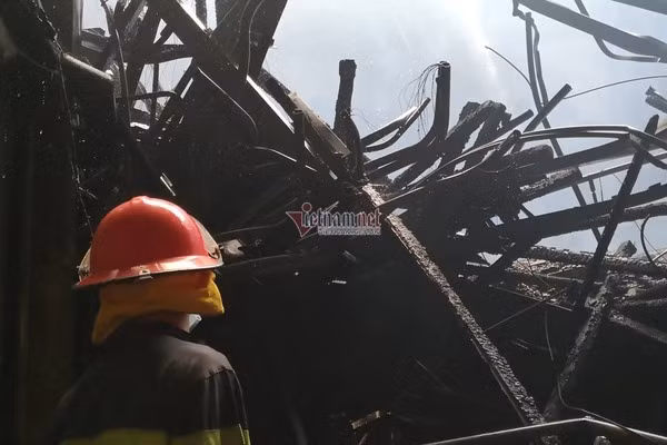 Hiện trường tan hoang bên trong Cung Văn hoá hữu nghị Việt Xô sau vụ cháy ảnh 9 Biến dạng khủng khiếp bên trong Cung Việt Xô sau hỏa hoạn