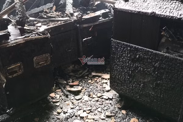 Hiện trường tan hoang bên trong Cung Văn hoá hữu nghị Việt Xô sau vụ cháy ảnh 8 Biến dạng khủng khiếp bên trong Cung Việt Xô sau hỏa hoạn