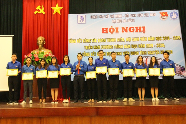 BTC khen thưởng cho những tập thể, cá nhân đạt thành tích xuất sắc trong công tác Đoàn, Hội và phong trào thanh niên.