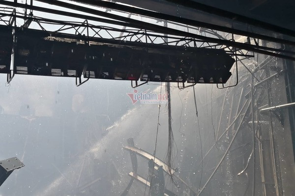 Biến dạng khủng khiếp bên trong Cung Việt Xô sau hỏa hoạn