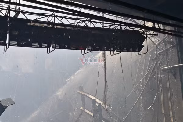 Hiện trường tan hoang bên trong Cung Văn hoá hữu nghị Việt Xô sau vụ cháy ảnh 4 Biến dạng khủng khiếp bên trong Cung Việt Xô sau hỏa hoạn