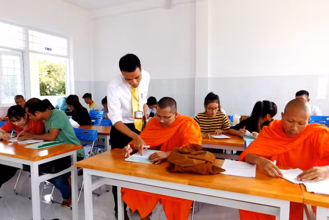 Các nhà sư tham gia lớp đại học văn hóa Khmer. Ảnh:T.G