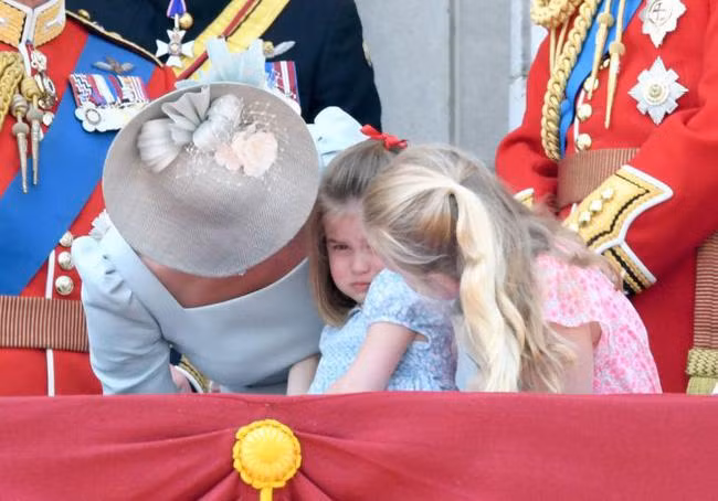 Công nương Kate cúi xuống để dỗ dành con. (Ảnh: Cosmopolitan). 