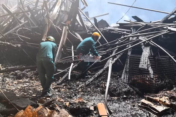 Biến dạng khủng khiếp bên trong Cung Việt Xô sau hỏa hoạn