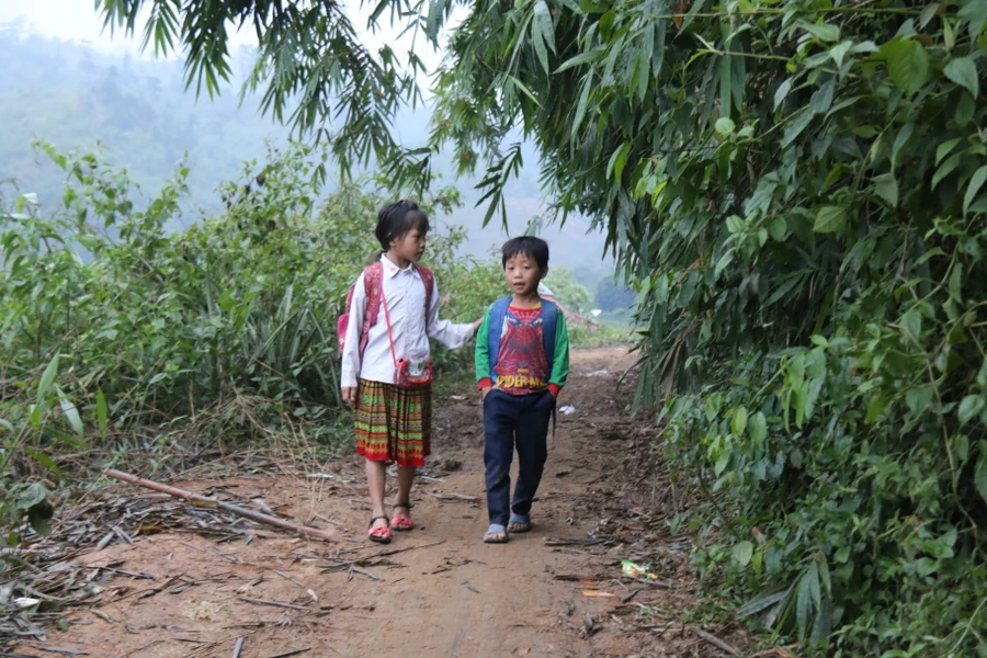 Các em học sinh với hành trang là gạo, rau... trên vai để mang ra trường tự lo cho bản thân trong những ngày đến lớp. 