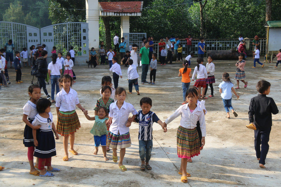 Mặc dù khó khăn nhưng các em học sinh nơi đây vẫn rạng rỡ đến trường hi vọng học con chữ để thoát nghèo.