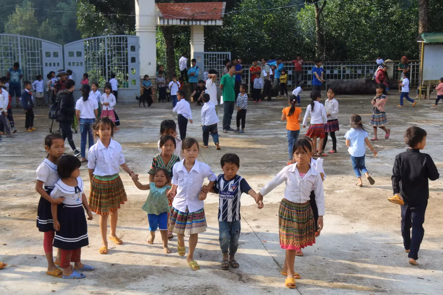 Mặc dù khó khăn nhưng các em học sinh nơi đây vẫn rạng rỡ đến trường hi vọng học con chữ để thoát nghèo.