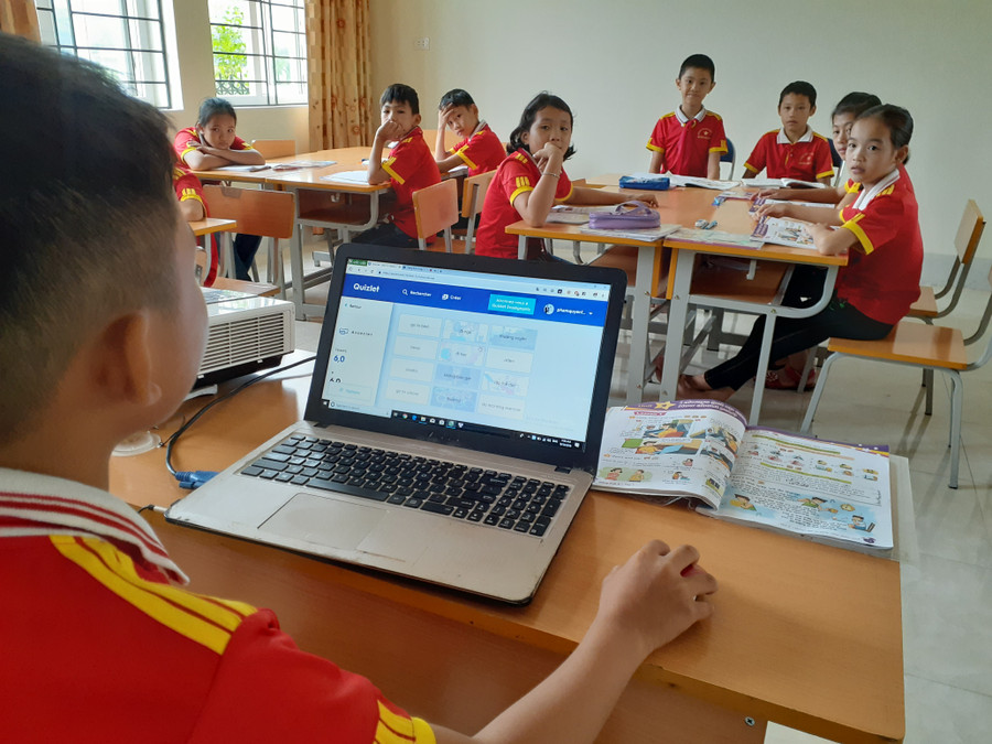 Học sinh dân tộc tự tin giao tiếp tiếng Anh. Ảnh: T.G